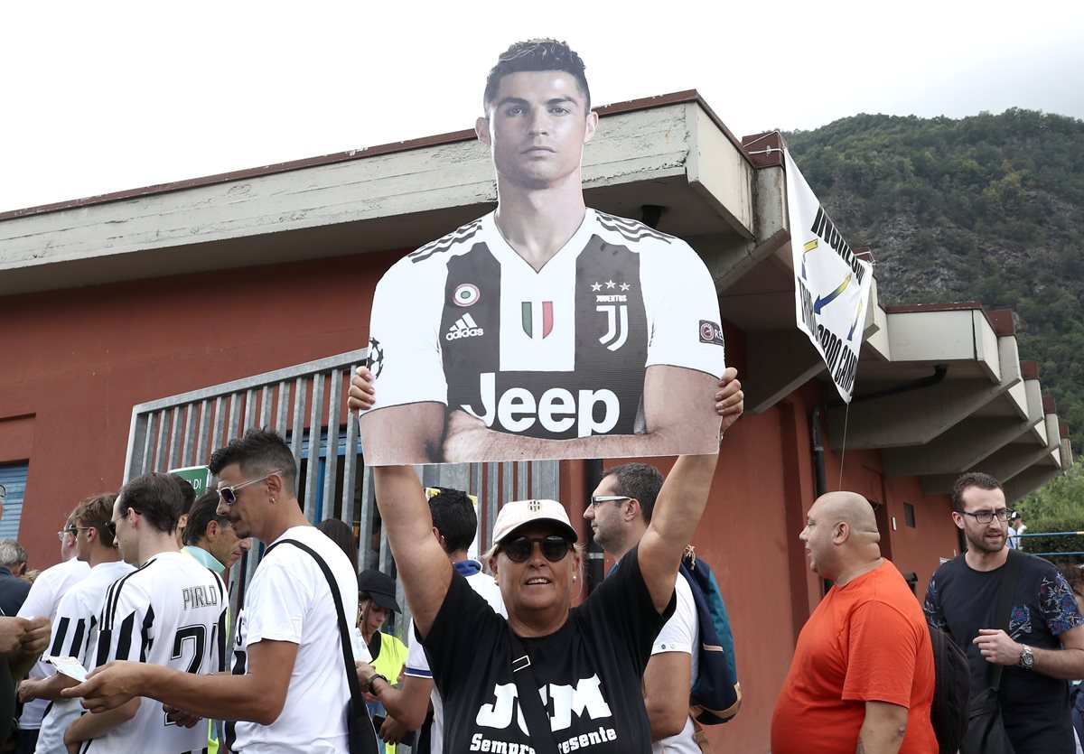 Los aficionados de la Juventus apoyaron a Cristiano Ronaldo. (Foto Prensa Libre: AFP)