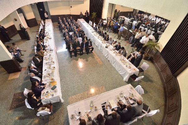 Aspirantes al TSE, en la reunión con diputados oficialistas, ayer, en el Club Guatemala.