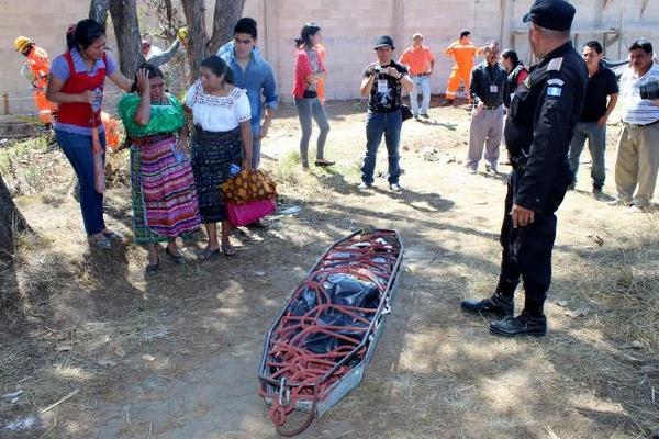 El cadáver de un hombre fue rescatado de un barranco en un sector de Santa Cruz del Quiché. (Foto Prensa Libre: Oscar Figueroa)