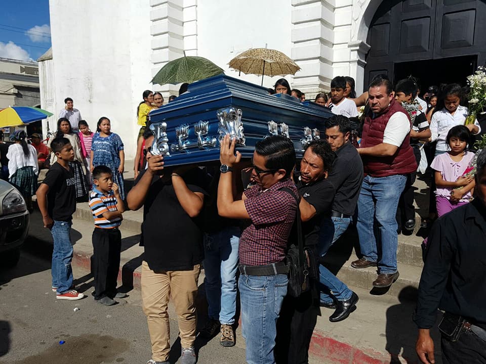 Los restos del locutor Edwin Alexánder Castañeda Choc son retirados de la catedral de Cobán, Alta Verapaz. (Foto Prensa Libre: Eduardo Sam).