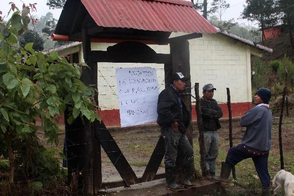 Padres de familia cierran  acceso de  la escuela Trinidad Chipatí, en  San Pedro Carchá.