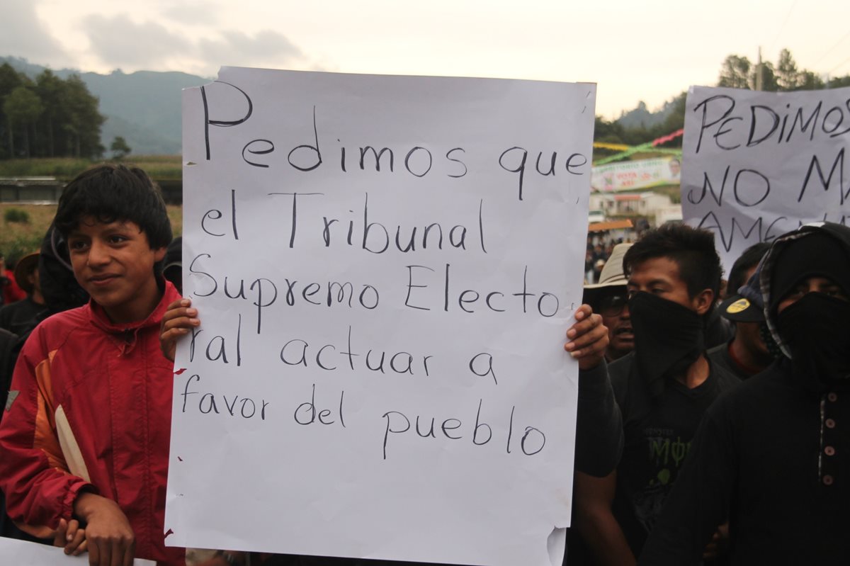 Pobladores de la cabecera de Sololá piden al TSE que se haga un recuento de los votos emitidos para la Alcaldía de ese municipio. (Foto Prensa Libre: Ángel Julajuj)