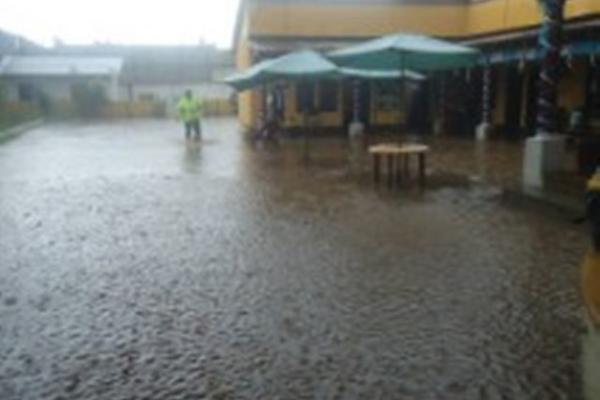 Varios sectores de Patzun y Tecpán resultaron inundados por la fuerte lluvia de esta tarde que afecto a Chimaltenango. (Foto Prensa Libre: José Rosales)