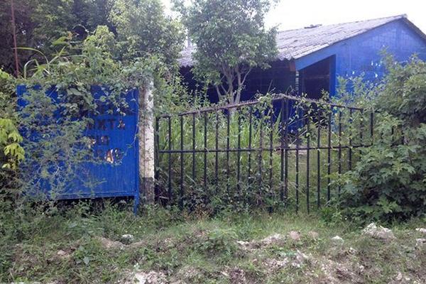 Edificio de la escuela en el caserío Las Vegas se halla abandonado y con maleza alrededor. (Foto Prensa Libre: Hugo Oliva)