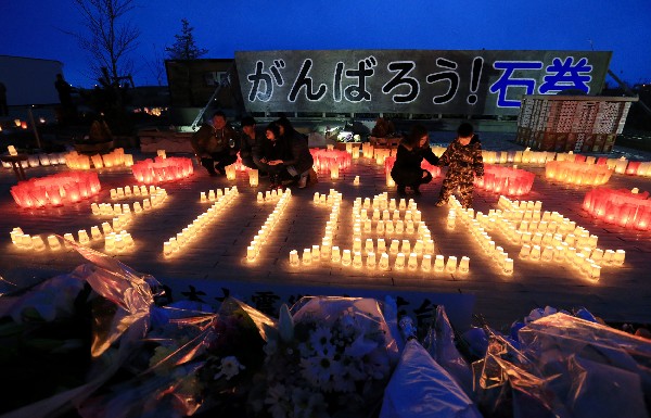 <span class="hps">Japoneses</span> recuerdan a <span class="hps">las víctimas por el terremoto y tsunami.(Foto Prensa Libre:AFP).</span>