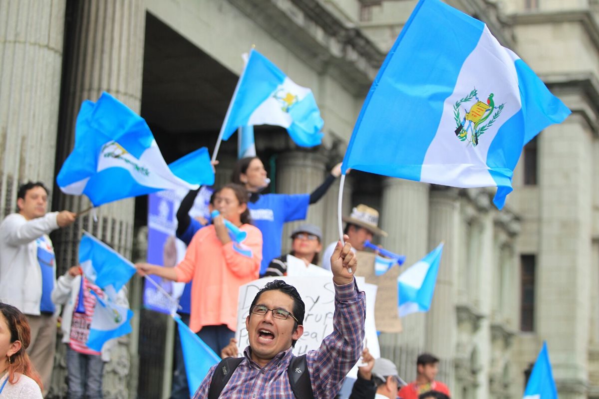 Con banderas y consignas decenas de guatemaltecos se reunieron en el Parque Central del centro Histórico capitalino. (Foto Prensa Libre: Esbin García)