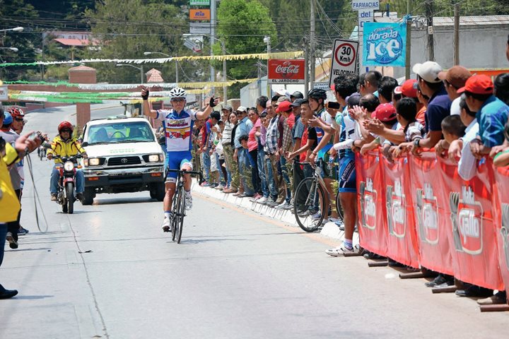 Manuel Rodas festeja luego de ingresar en primer lugar a la meta en San José Pinula. (Foto Prensa Libre: Cortesía FedeCiclismo)