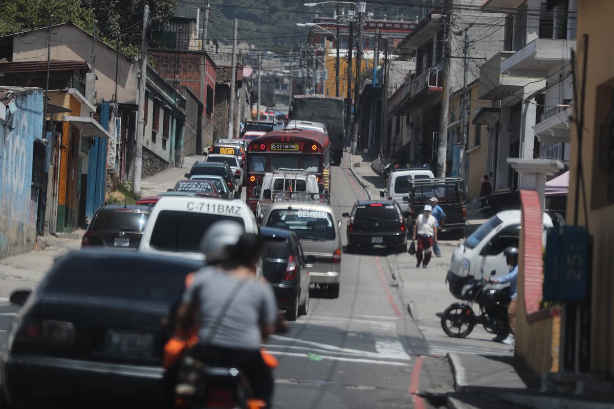 Entrada a la zona 1 de Mixco, donde se forman atascos constantemente, aseguran vecinos.(Foto Prensa Libre: Óscar Rivas).