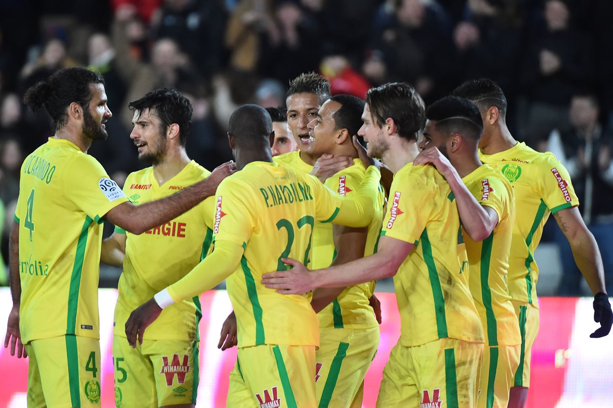 Los jugadores de Nantes festejan en la victoria contra el Dijon. (Foto Prensa Libre: AFP)