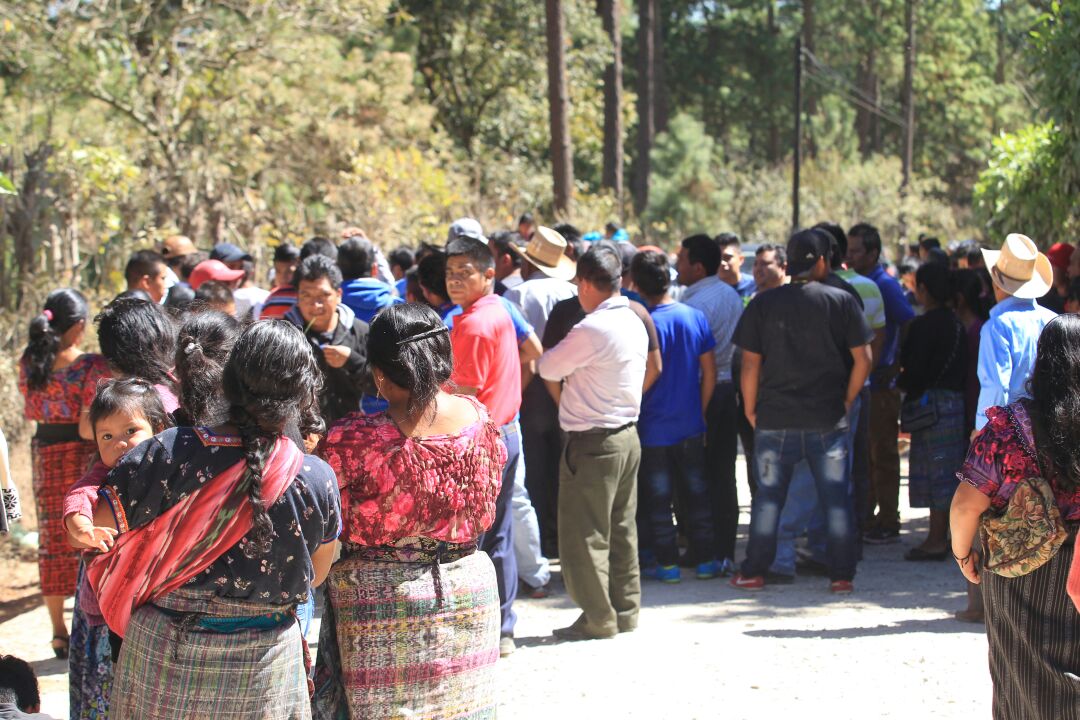 Pobladores de San Raymundo se sorprendieron con el hallazgo de el cuerpo de dos niños. (Foto Prensa Libre: Estuardo Paredes)