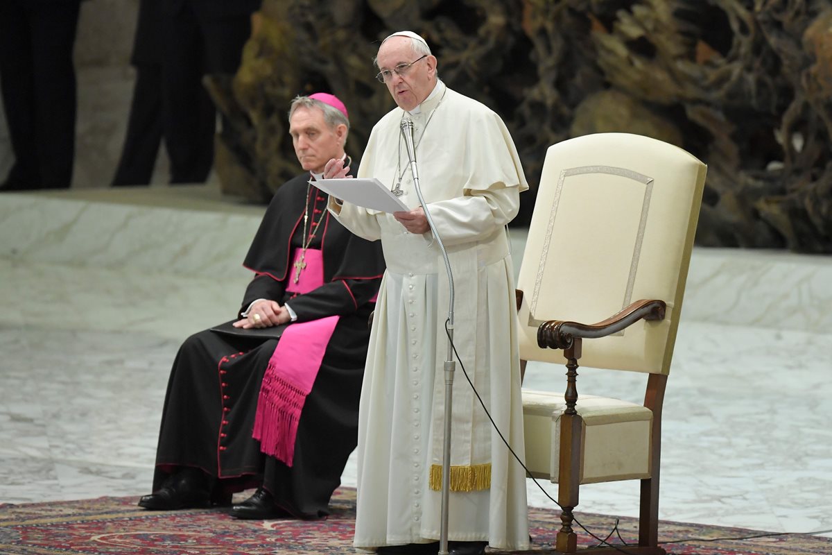 El Papa Francisco da una audiencia a jóvenes de las diócesis de Brescia en la sala de audiencias de Pablo VI, en el Vaticano. (Foto Prensa Libre:AFP).