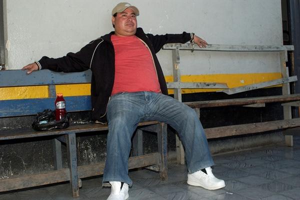 Roberto Morales Lares, capturado con mercadería de contrabando, permanece en la subestación 71-11 en Santa Cruz del Quiché. (Foto Prensa Libre: Óscar Figueroa)