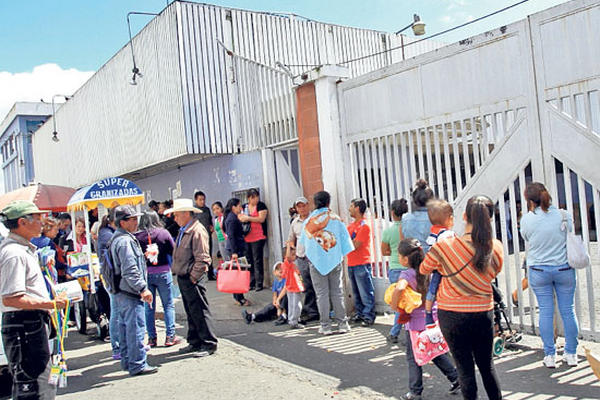 La lavandería y la Intendencia cerraron ayer sus puertas en el Hospital  General San Juan de Dios, luego de que se agotaron los insumos para los  trabajos de limpieza, problema que se repite en varios nosocomios de la  provincia.