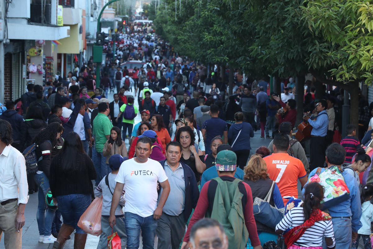 Guatemaltecos que ya recibieron su aguinaldo y otras prestaciones acuden al Paseo de la Sexta en busca de ofertas, promociones y descuentos. (Foto Prensa Libre: Esbin García).