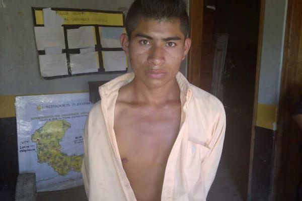 Santos García, sindicado de dos homicidios, permanece en la Comisaría 23, en Chiquimula. (Foto Prensa Libre: Edwin Paxtor)