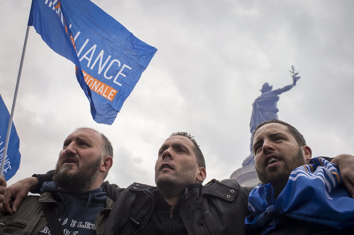 Policías franceses se manifiestan contra lo que consideran una ola de odio contra ellos durante una protesta en la Plaza de la República en París, Francia.(Foto Prensa Libre: EFE).