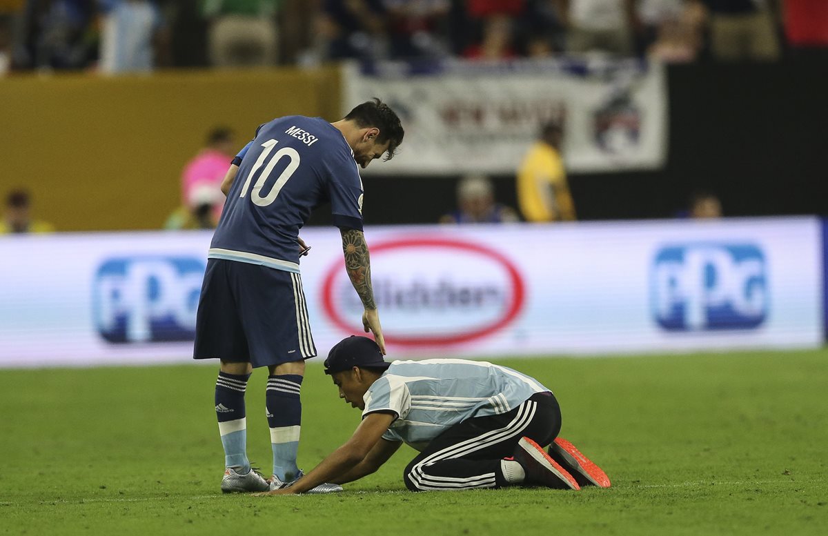 Un aficionado saltó a la cancha en el juego entre Estados Unidos y Argentina. (Foto Prensa Libre: EFE)