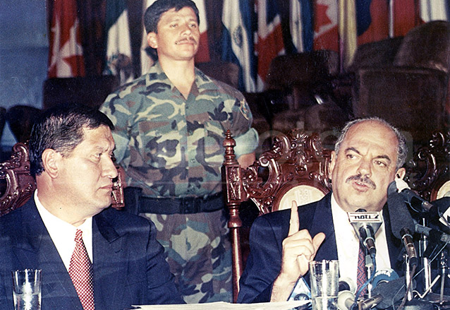 Jorge Serrano, presidente de la República acompañado del vicepresidente Gustavo Espina dio a conocer la decisión de disolver las cortes el 25 de mayo de 1993. (Foto: Hemeroteca PL)