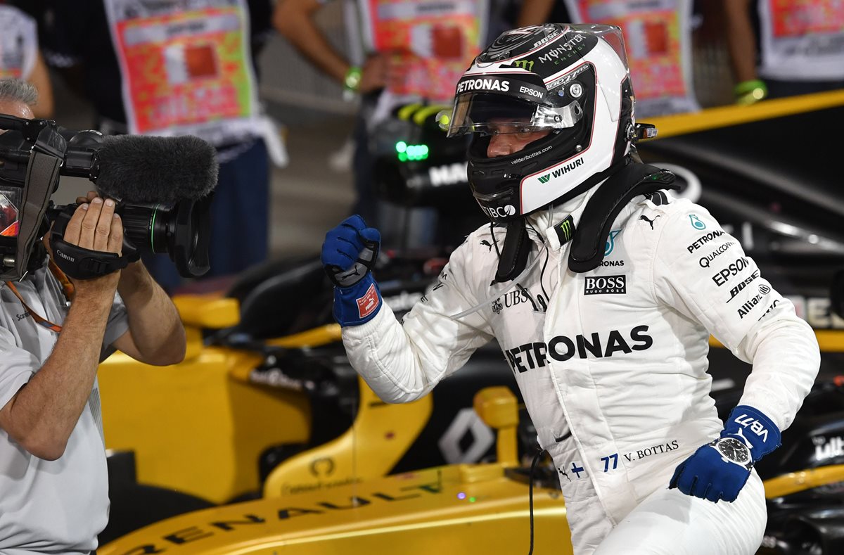 Valtteri Bottas ganó este sábado la pole position del Gran Premio de Bahréin de la Fórmula 1. (Foto Prensa Libre: AFP).