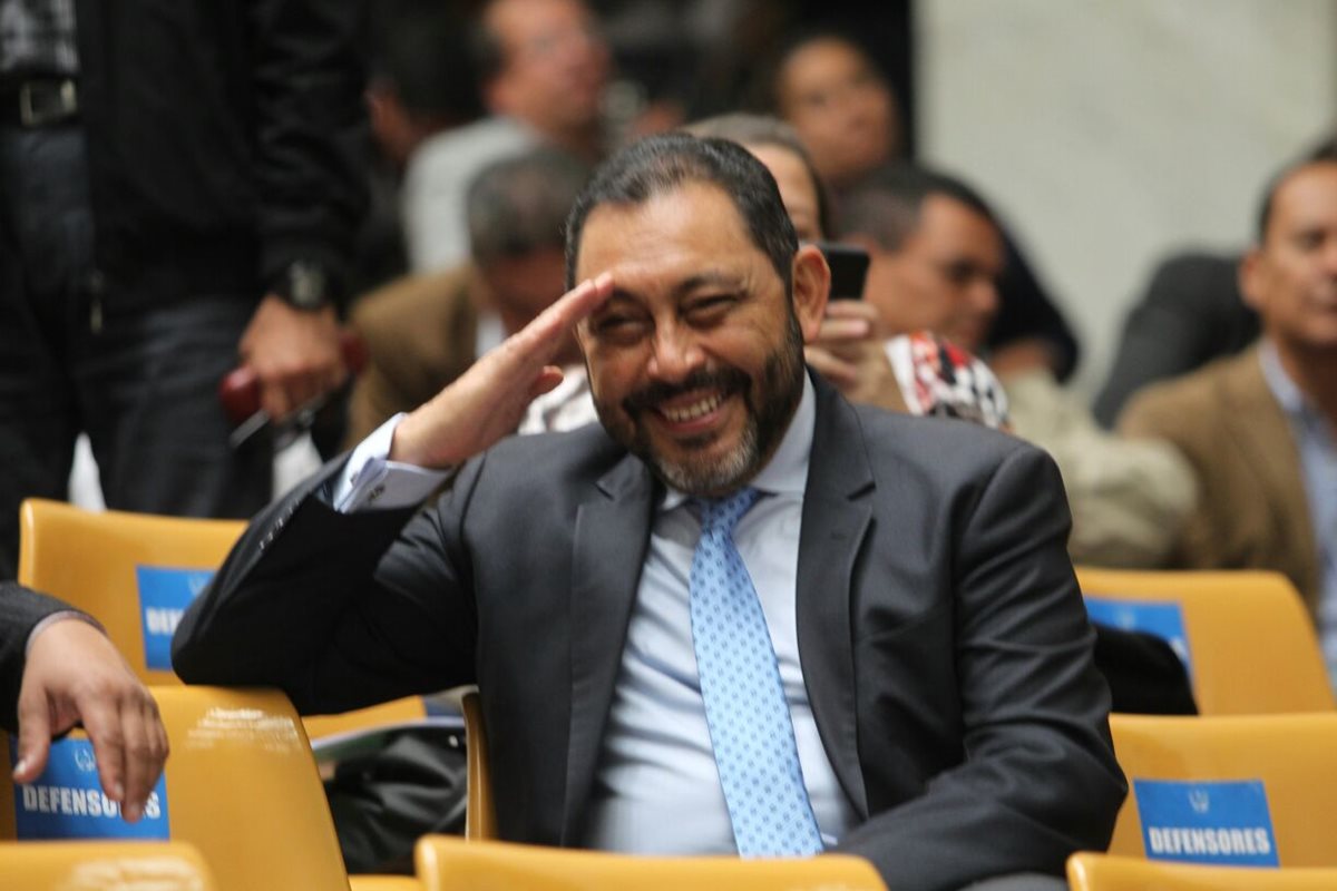 El exministro de Gobernación, Mauricio López Bonilla, saluda al estilo militar durante la jornada número 14 de Cooptación del Estado. (Foto Prensa Libre: Erick Ávila),