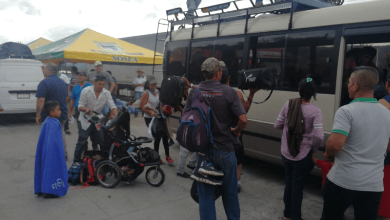 Los migrantes abordan un bus que fue proporcionado por un residente de Guastatoya y que los llevó desde esa ciudad hasta la Casa del Migrante, zona 1. (Foto Prensa Libre: Érick Ávila)