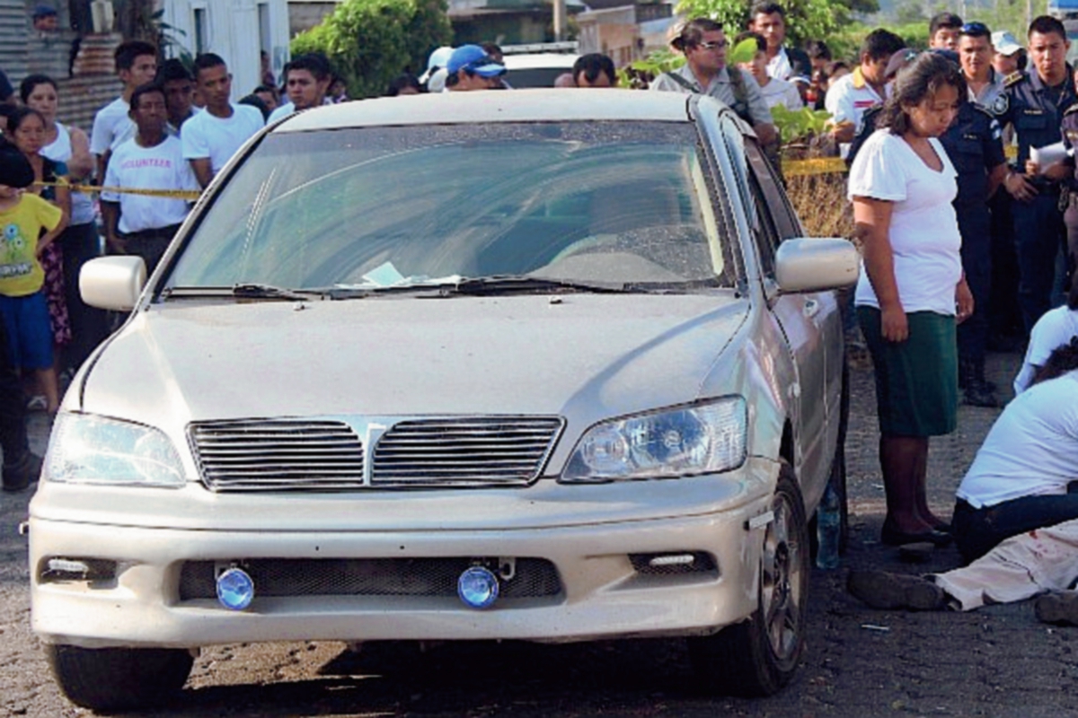 Las autoridades  investigan la muerte del funcionario municipal. (Foto Prensa Libre: Danilo López)