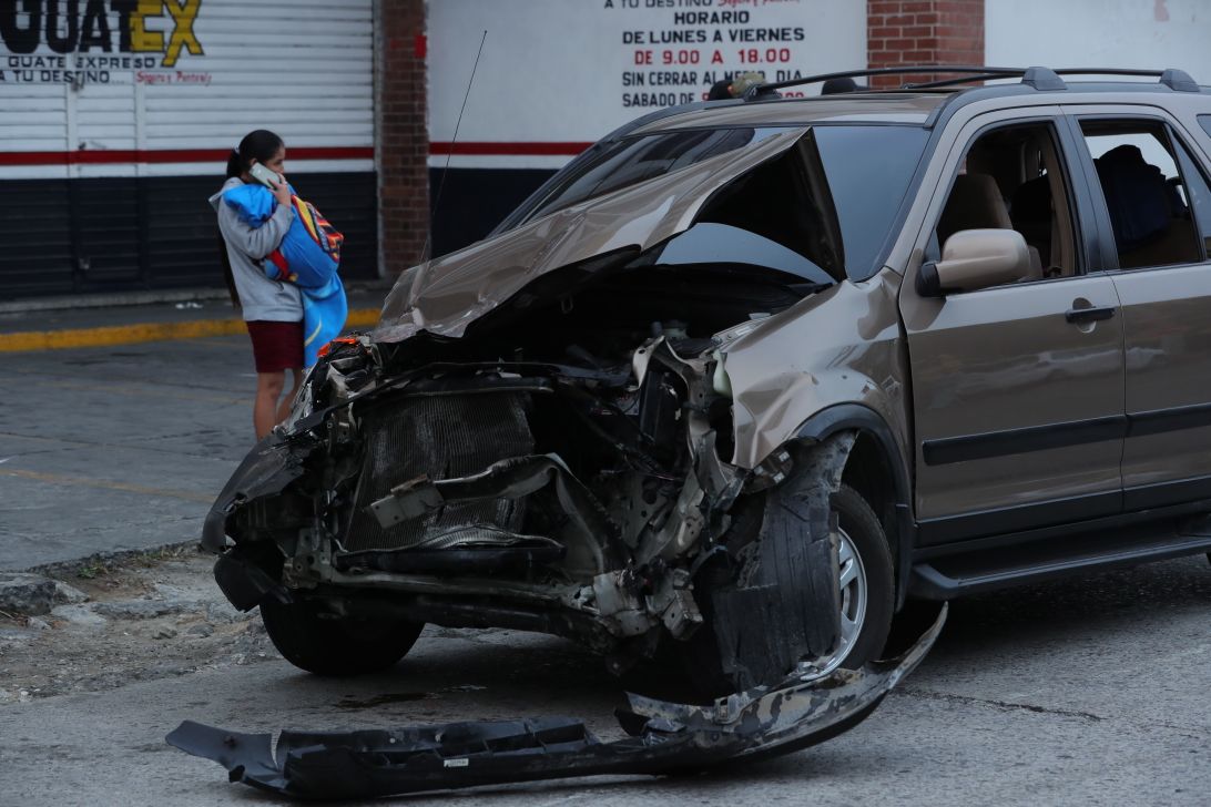 El piloto del vehículo agrícola supuestamente lo conducía a excesiva velocidad. (Foto Prensa Libre: Estuardo Paredes)