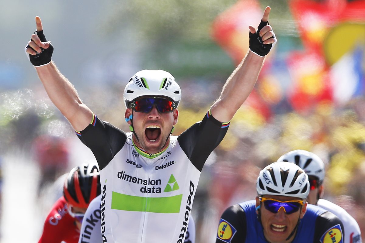 Mark Cavendish ingresa a la meta en la primera etapa del Tour de Francia. (Foto Prensa Libre: AP)