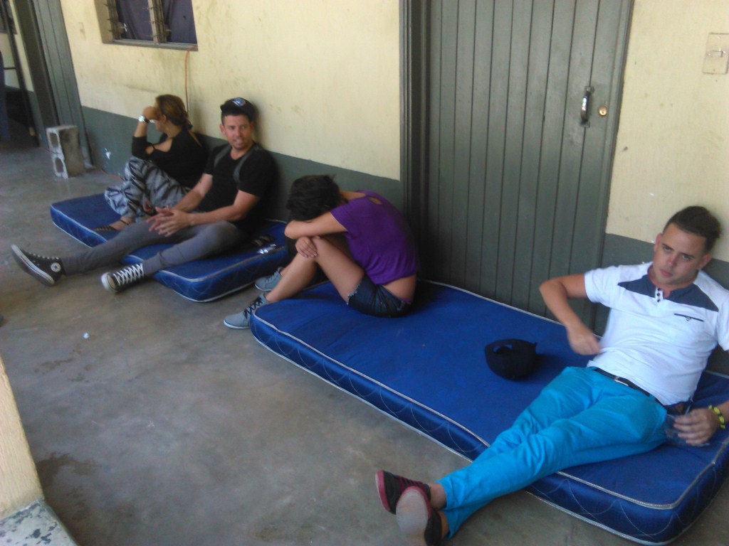 Algunos de los 25 indocumentados que fueron interceptados en Zacapa. (Foto Prensa Libre: Edwin Paxtor)