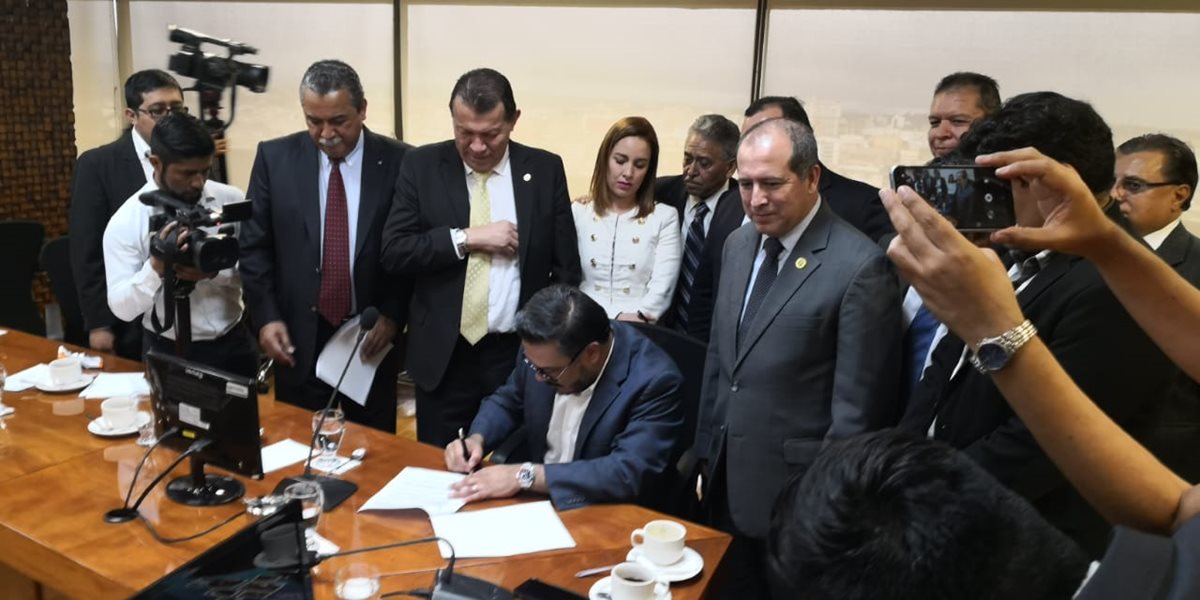 Los diputados de la mesa técnica del presupuesto firman la enmienda para trasladar recursos al Organismo Judicial. (Foto Prensa Libre: Carlos Álvarez)