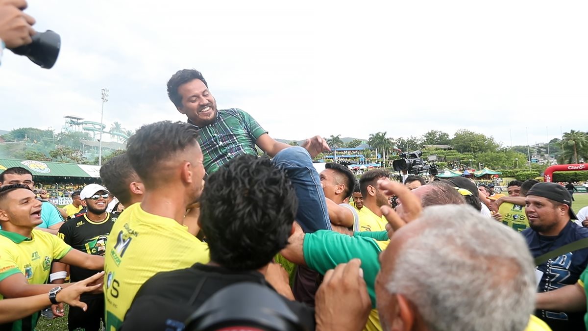 Los jugadores de Guastatoya cargan al entrenador Amarini Villatoro después de ganar el título del Clausura 2018. (Foto Prensa Libre: Jorge Ovalle)