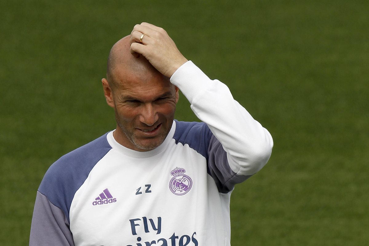 Zinedine Zidane, durante la práctica de este martes. (Foto Prensa Libre: EFE)