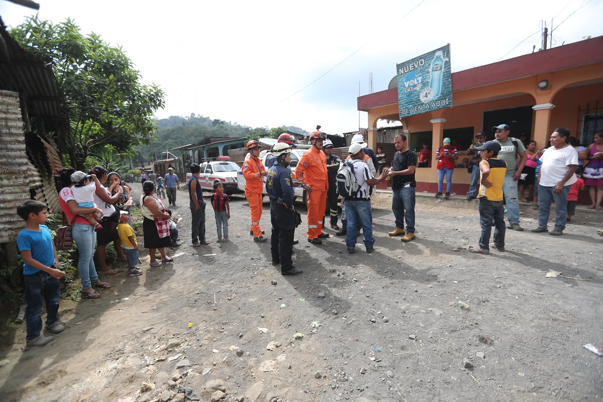 En Ceylán, Escuintla, socorristas y personal de la Conred tratan, en vano, de convencer a los pobladores de que evacúen sus viviendas. (Foto Prensa Libre: Érick Ávila)