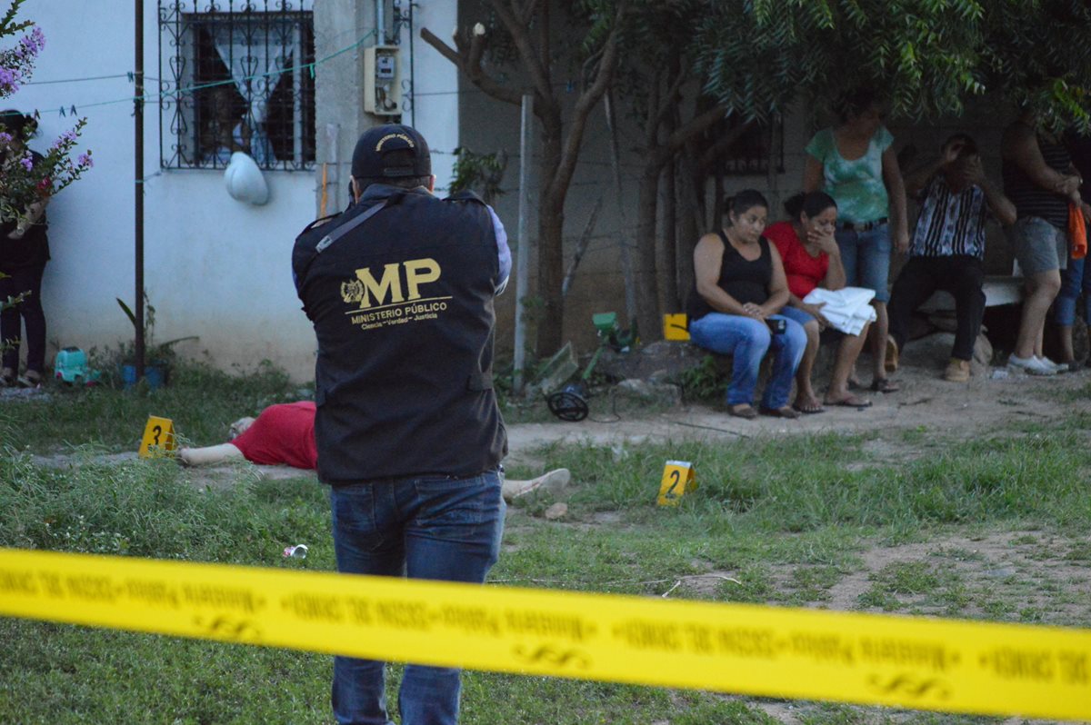 Cadáver de la víctima quedó cerca de la entrada de su vivienda. (Foto Víctor Gómez)