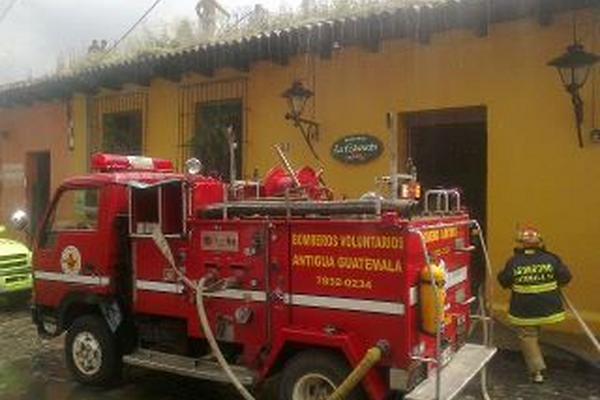 Socorristas combaten el incendio que se originó en el restaurante de Antigua Guatemala. (Foto Prensa Libre: Miguel López)