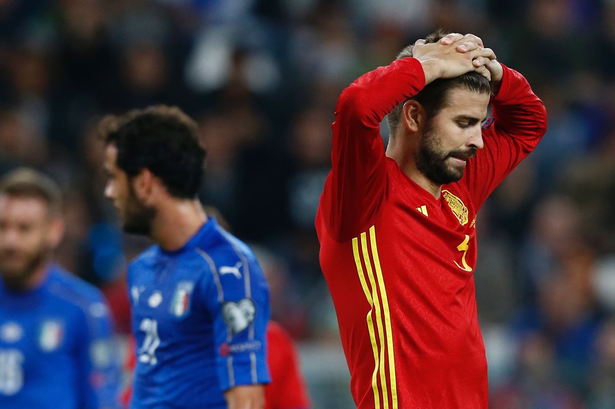 El defensa español Gerard Piqué cumplió 500 partidos como jugador profesional en el duelo donde España empató 1-1 contra Italia. (Foto Prensa Libre: AFP)