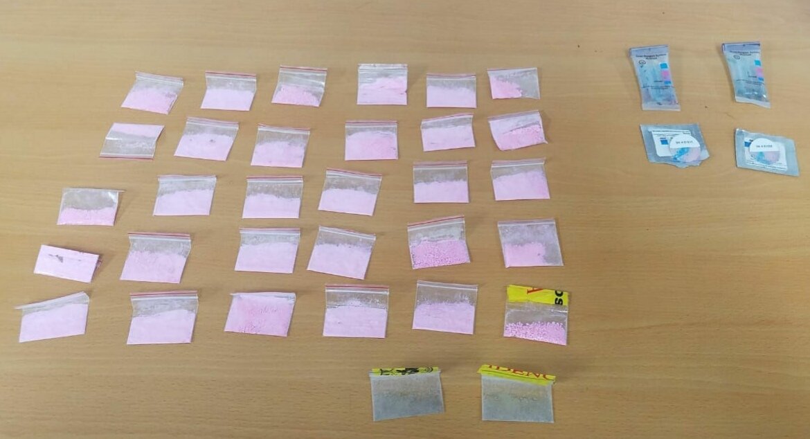 El guatemalteco fue detenido con 30 bolsas de cocaina y dos de heroína. (Foto Prensa Libre: Fiscalía El Salvador).