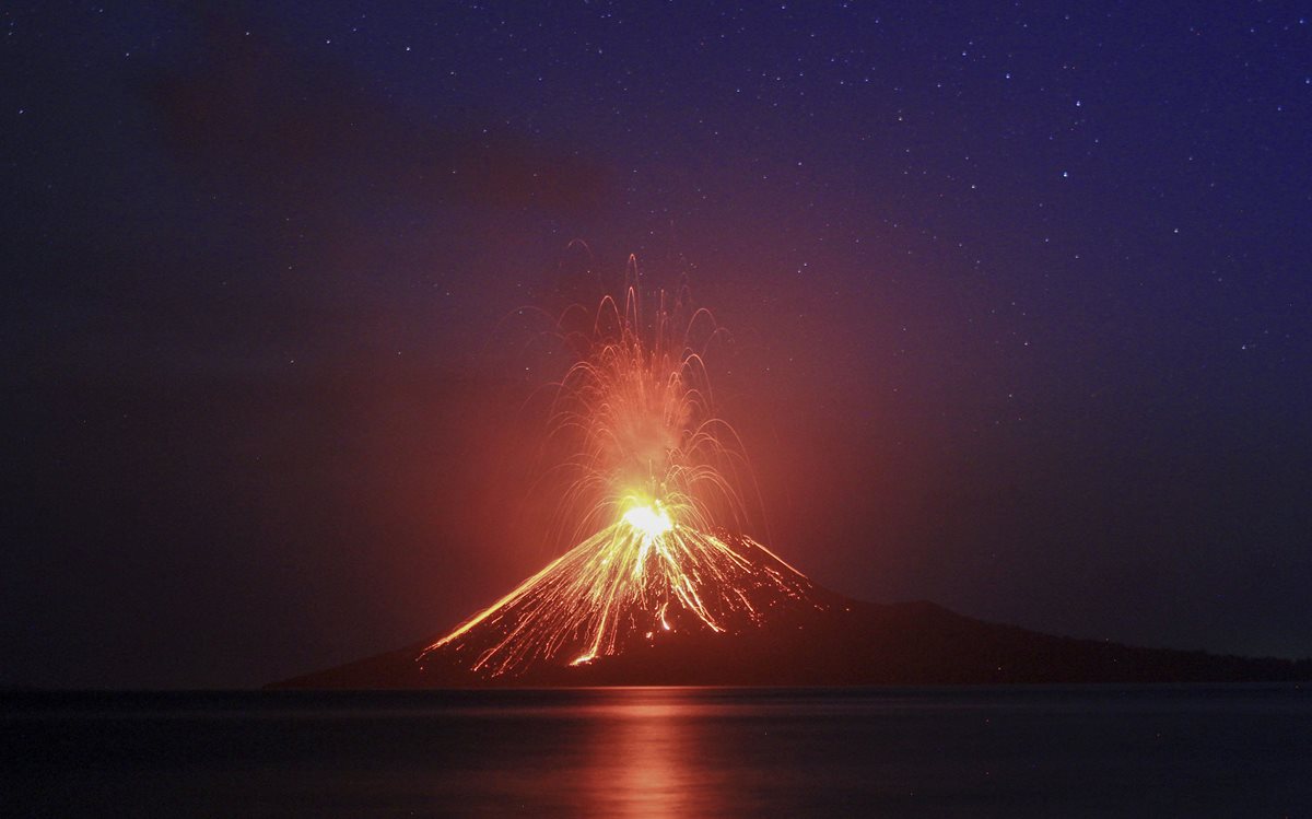 El volcán Anak Krakatau se encuentra en erupción desde hace días. (Foto Prensa Libre: EFE)