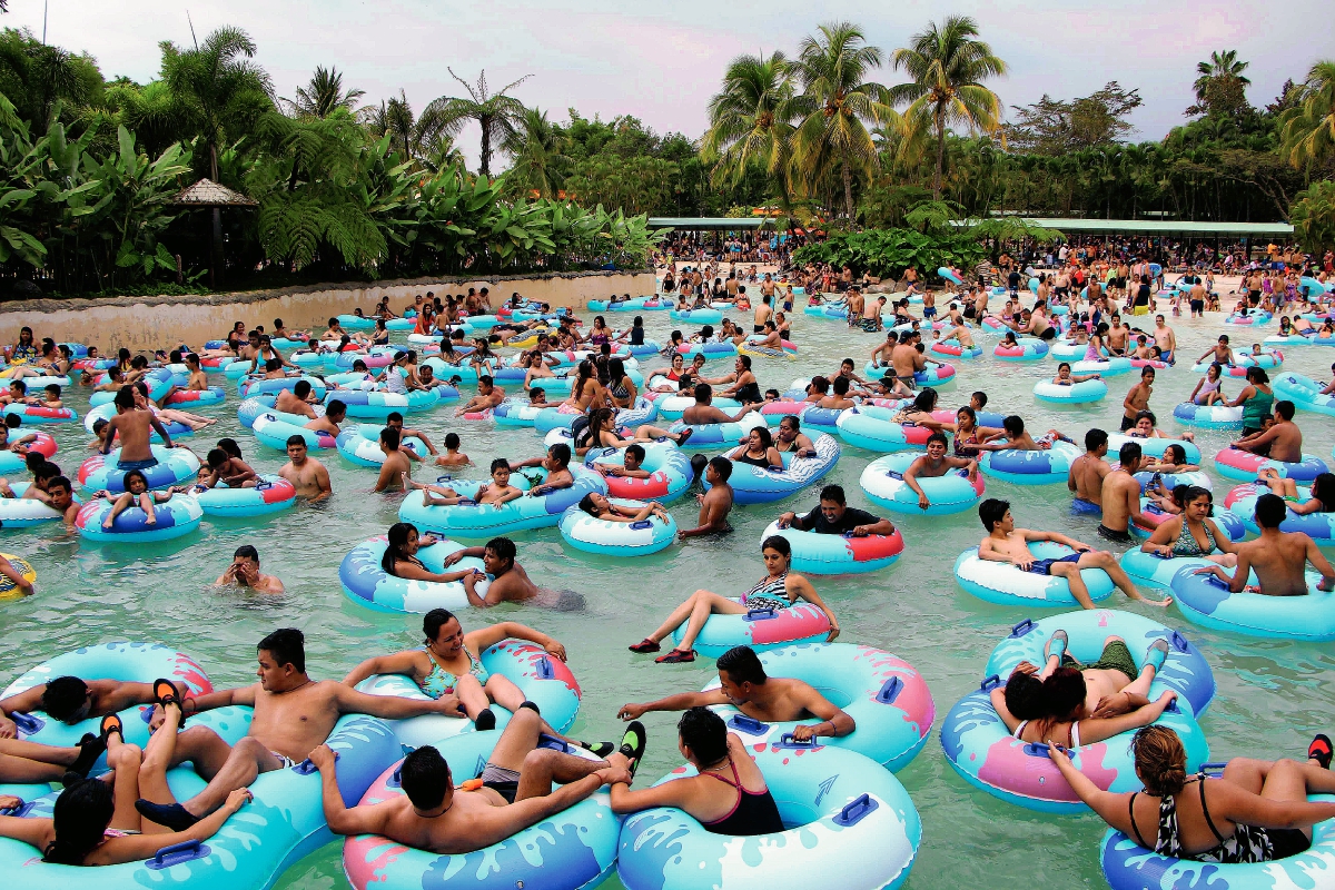 El parque acuático Xocomil es uno de los sitios más concurridos. (Foto Prensa Libre: Rolando Miranda)
