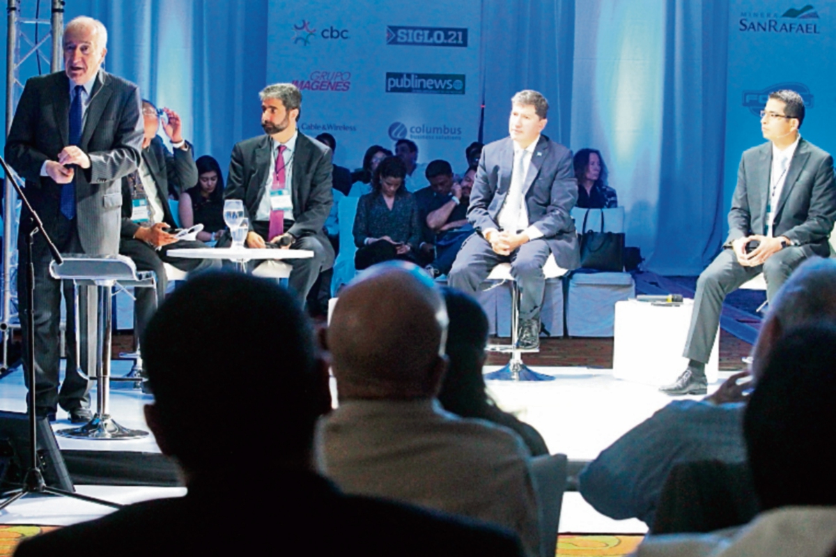 expositores escuchan las preguntas realizadas por los asistentes. (Foto Prensa Libre: Álvaro Interiano)