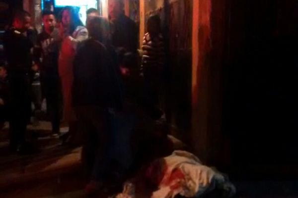 Un hombre murió durante un ataque armado en  San Miguel Petapa; dos personas más fueron trasladadas heridas a un centro asistencial. (Foto Prensa Libre)<br _mce_bogus="1"/>