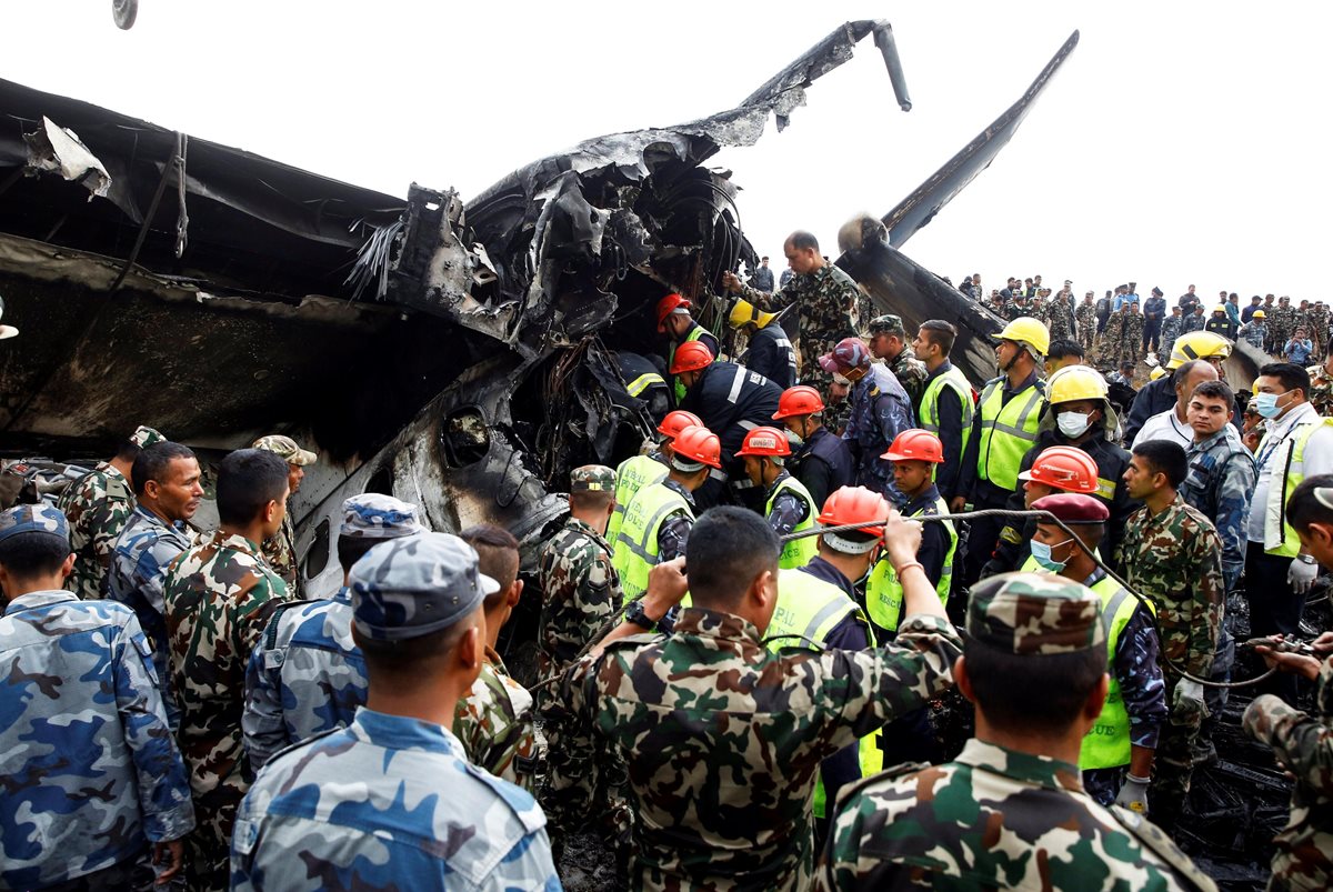 Socorristas rescataron los cadáveres de 40 personas que murieron dentro del avión que se accidentó en Katmandú. (Foto Prensa Libre: EFE)