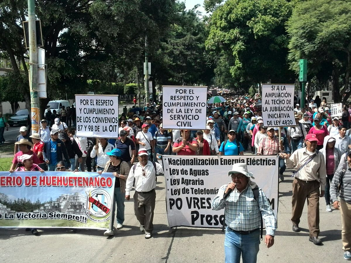 Maestros que integran el sindicato de Joviel Acevedo manifestarán a favor de Pérez Molina este miércoles en la capital. (Foto Prensa Libre: E. Paredes)