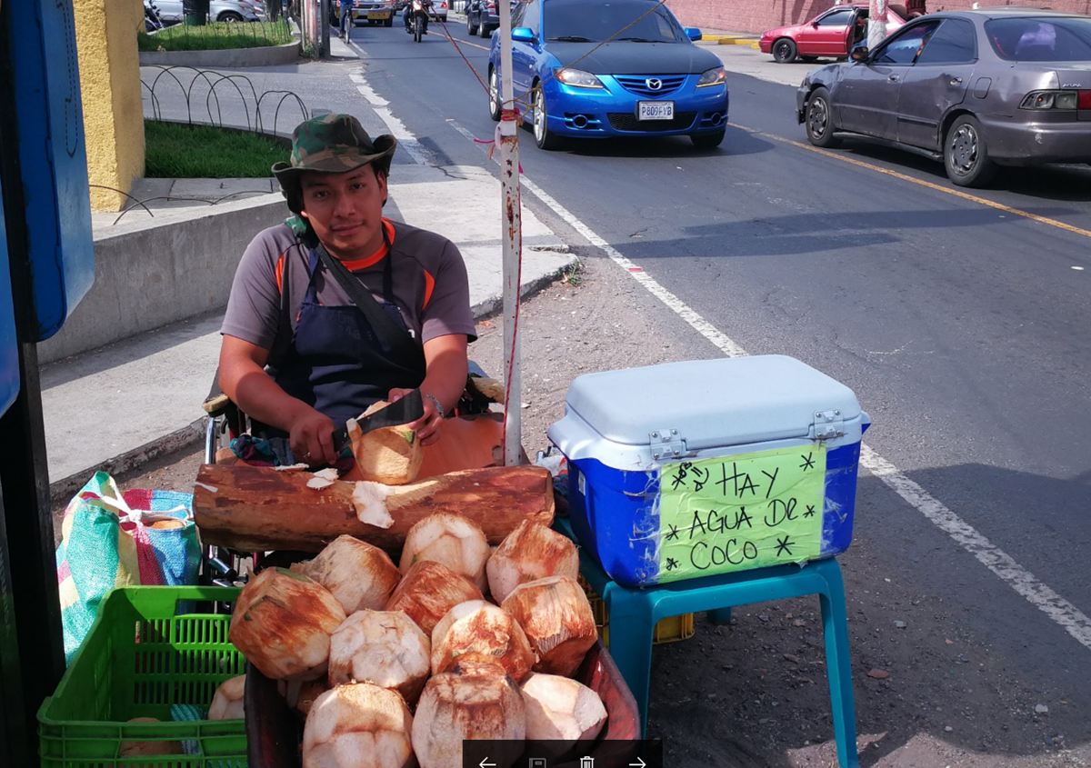 Alex Guzmán instala su venta de cocos en el ingreso principal de Boca del Monte, Villa Canales. (Foto Prensa Libre: Óscar García).