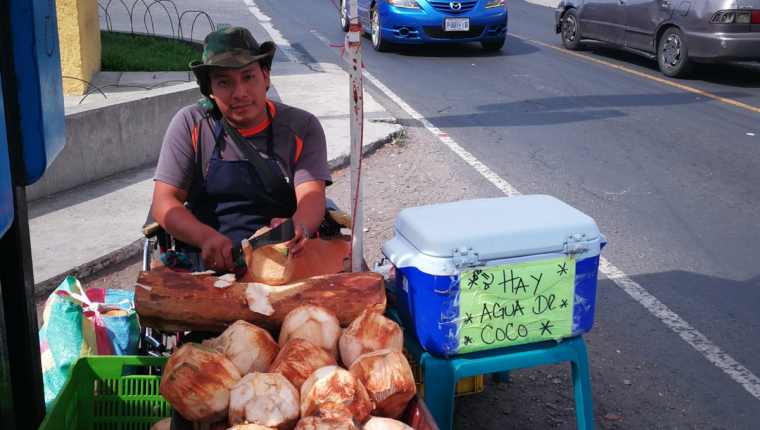 Alex Guzmán instala su venta de cocos en el ingreso principal de Boca del Monte, Villa Canales. (Foto Prensa Libre: Óscar García).