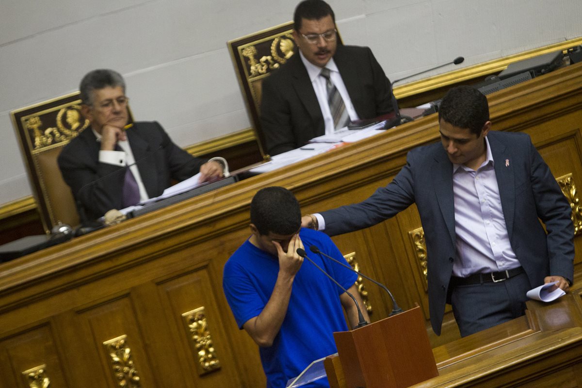 El ciudadano John Pérez llora en el parlamento de Venezuela al relatar que su madre murió por la escasez de medicinas. (Foto Prensa Libre: EFE).