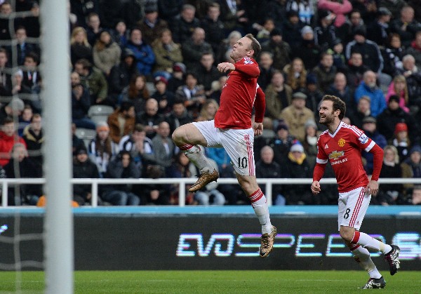 El delantero Wayne Rooney fue la estrella del empate, de visita, para el Manchester United. (Foto Prensa Libre: AFP)