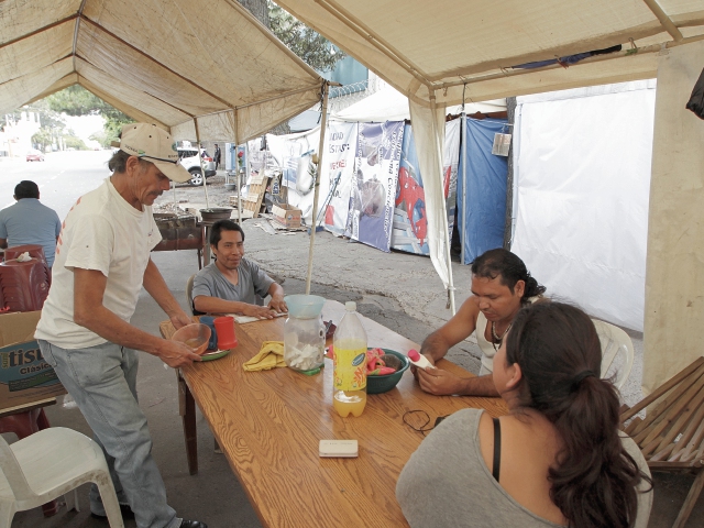 Desde hace cuatro meses, un grupo de pobladores de San José del Golfo y San Pedro Ayampuc permanecen en carpas, afuera del MEM, para exigir el cierre definitivo de la mina. (Foto Prensa Libre: Edwin Bercián)