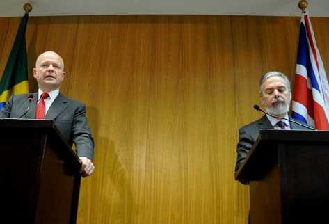 El canciller británico, William Hague (I), ofrece una rueda de prensa junto a su par brasileño, Antonio Patriota. (Foto Prensa Libre: AFP)