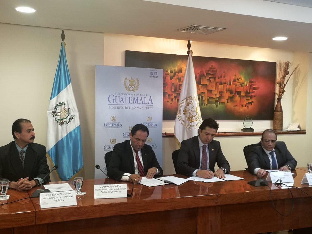 El Rector de la Usac Murphy Paiz y el Ministro de Finanzas Víctor Martínez firmaron el convenio y explican acerca de su contenido. (Foto, Prensa Libre: Rosa María Bolaños).